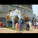 Überlebensgroße Elefanten am Eingang zum Gopuram